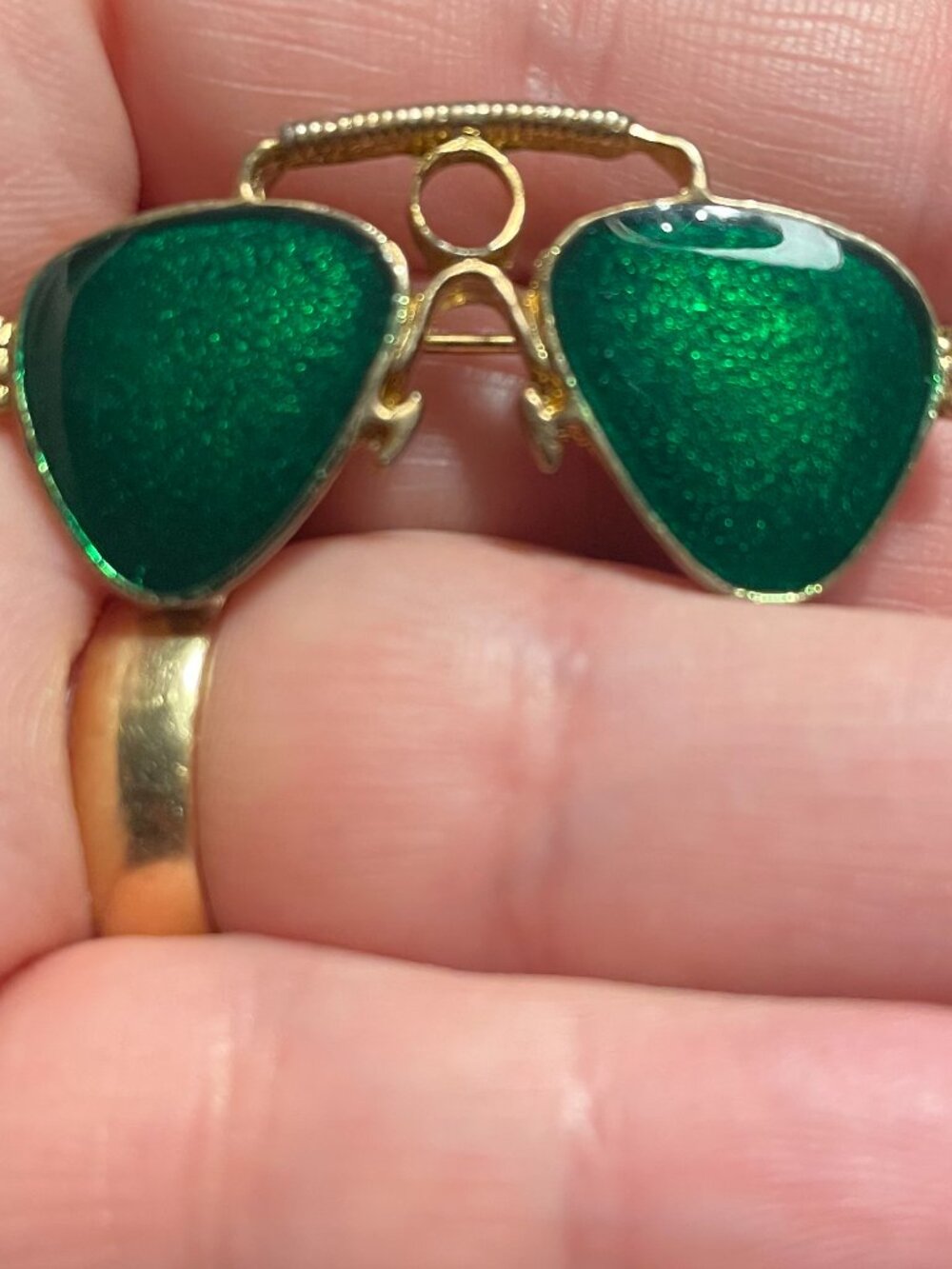 🕶️ Vintage Mid Century Aviator Sunglasses Brooch: Gold Tone Green Enamel Glasse
